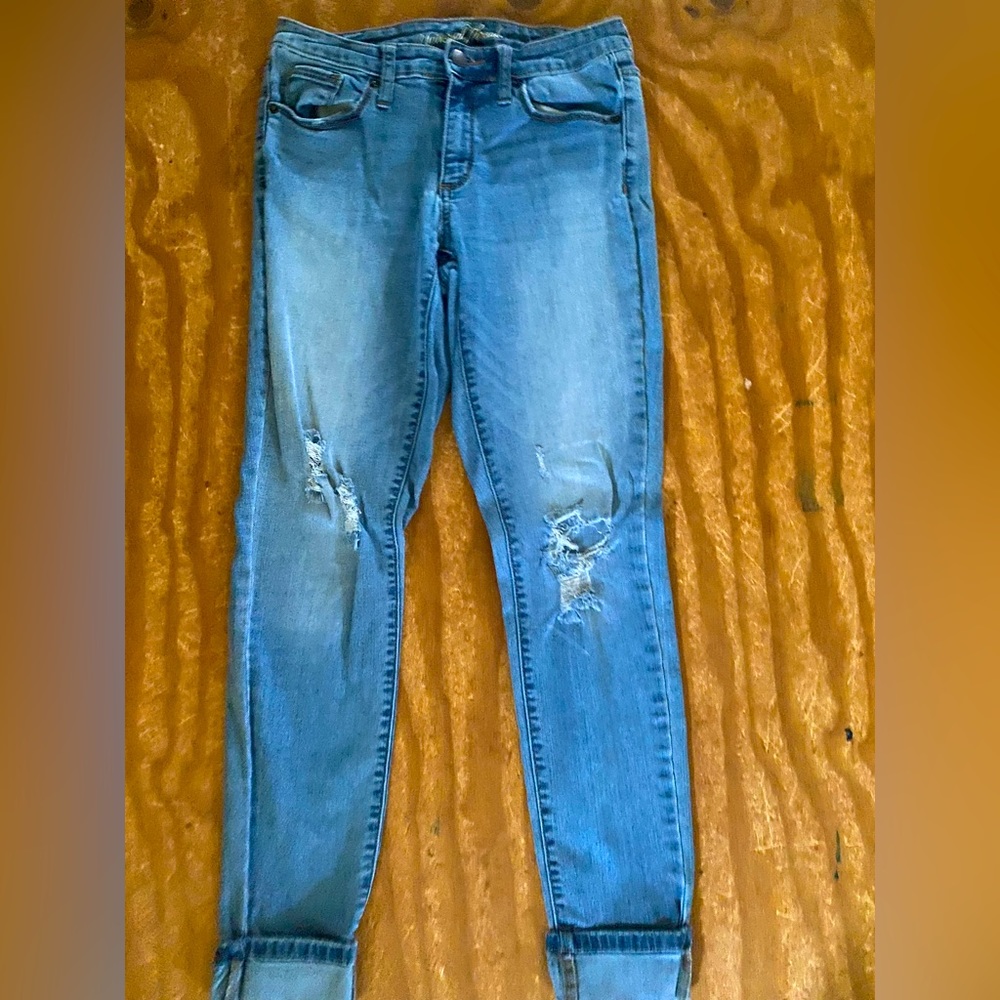 Light blue universal thread size 28 skinny jeans